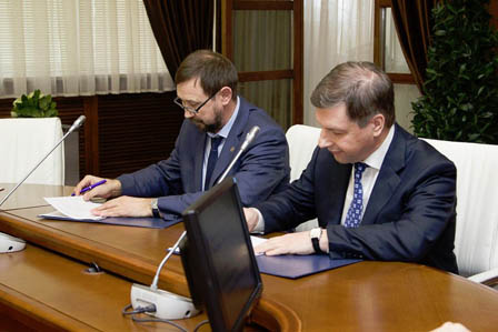 Договор подписывают Д.К. Нургалиев (слева), проректор по научной деятельности КФУ,  и В.Н. Медведев, Управляющий партнер «Городисский и Партнеры»
